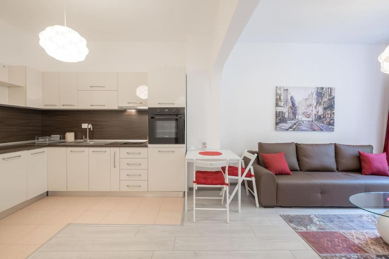 Your Perfect Place To Stay On Vitosha Str Apt Sofia Esterno foto